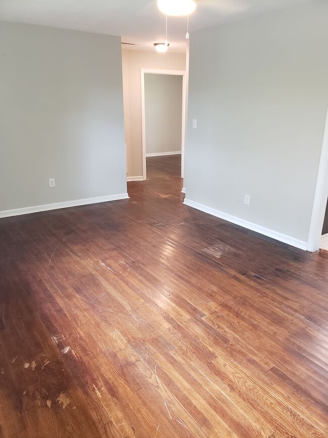 Building Photo - Beautiful 2 Bedroom 1 Bathroom Duplex Conv...