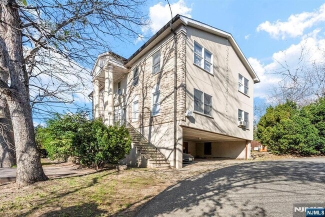 Foto del edificio - 360 Gorge Rd