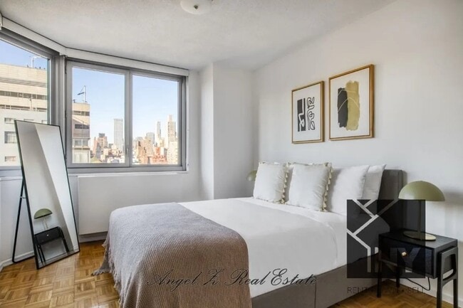 Building Photo - 349 W 34th St.