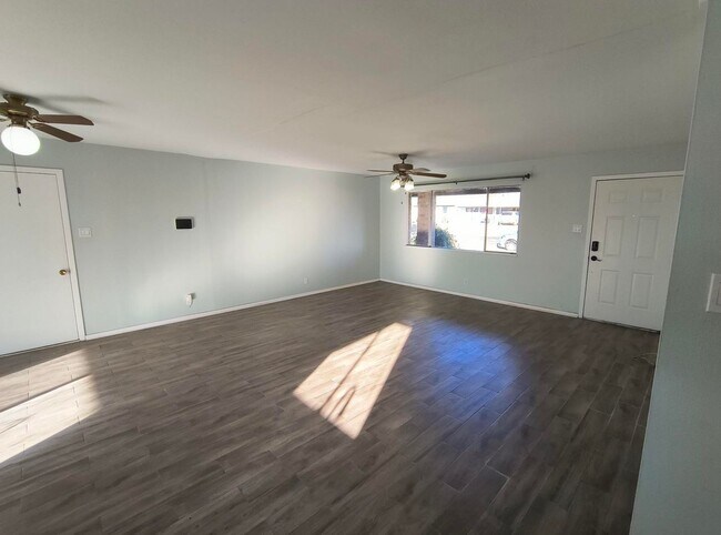 Building Photo - Cute 3 bedroom 2 bath Home AVAILABLE SOON!