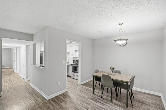 Foto del edificio - 1826 Lantern Ridge Dr
