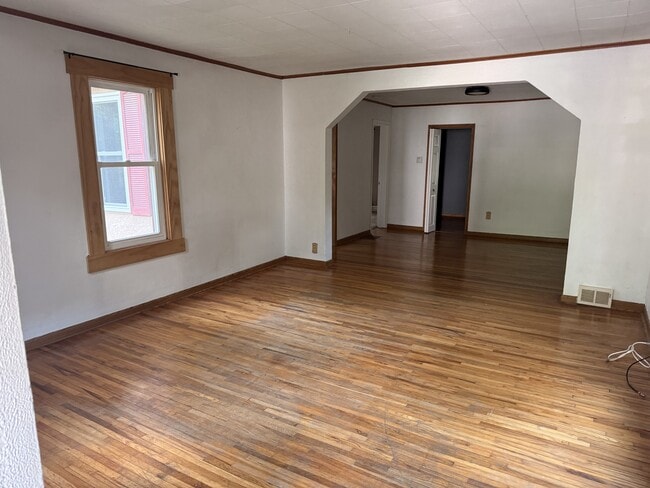 Building Photo - 814 Owens St N