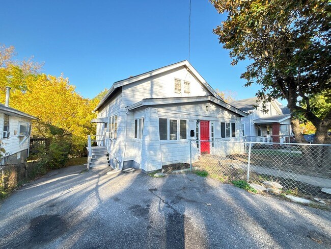 Building Photo - East Westwood Home **Move In Special: 100%...