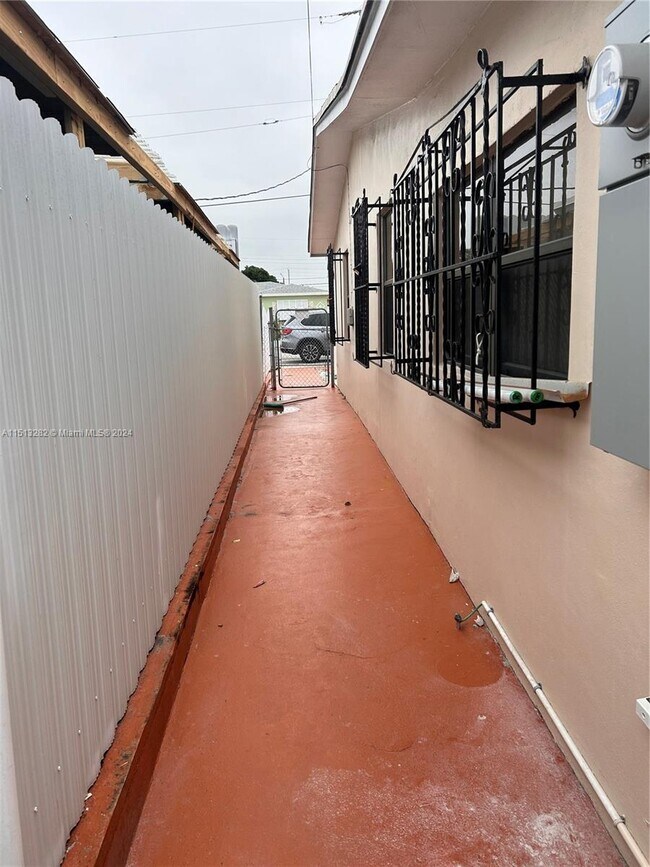 Foto del edificio - 4596 E 8th Ct