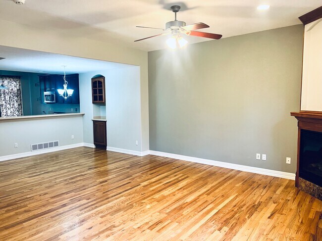 Living and dining area - 2317 Decatur St