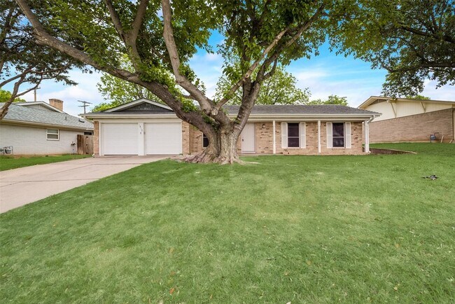 Building Photo - 1812 Ravenswood Dr N