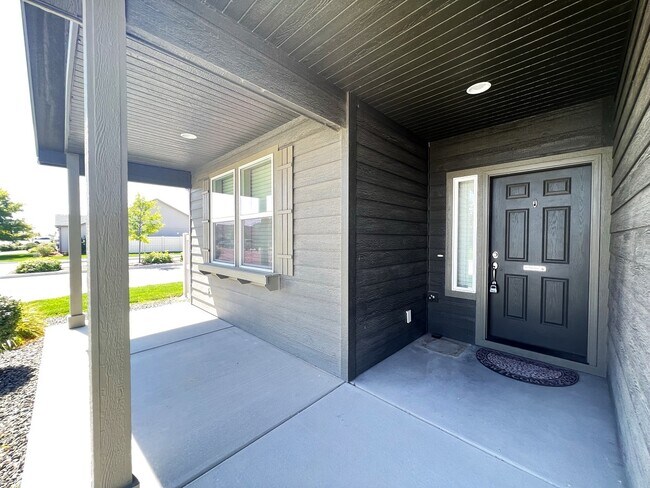 Building Photo - 404 S Voyage Ave