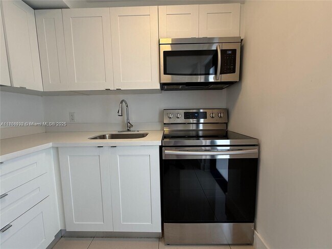 Building Photo - 1765 Normandy Dr