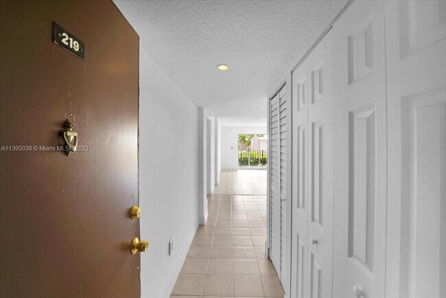 Foto del edificio - 14250 SW 62nd St