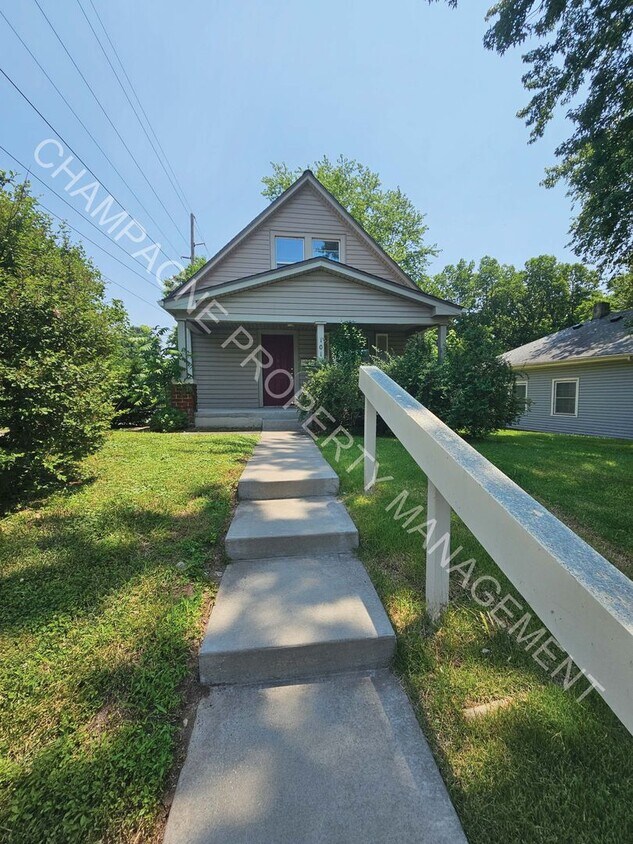 Foto principal - Charming 3-Bedroom Home with Covered Front...