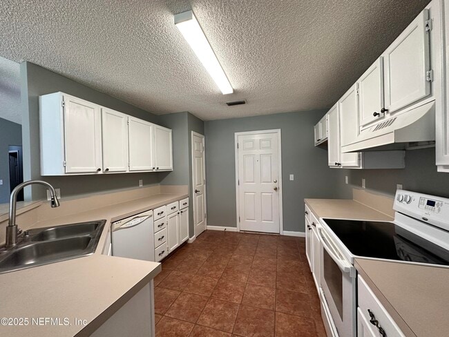 Building Photo - 9007 Bridgecreek Dr W