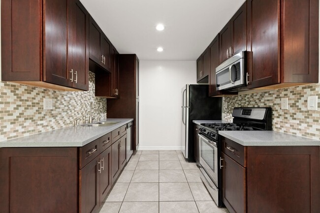 Interior Photo - 547 N Flores St