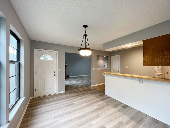 Foto del edificio - SEE IT NOW: Charming and Well-Maintained H...