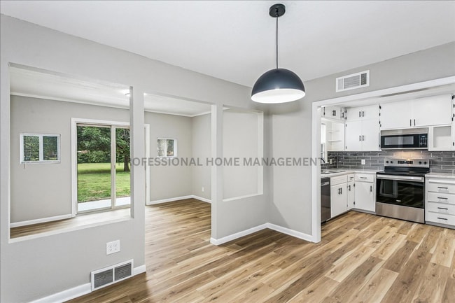 Building Photo - 4 bedroom/ 2 bath home on a spacious half-...