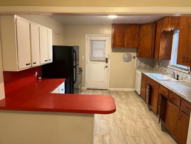 Building Photo - 3 bed/ 1 bath house, fenced-in yard! Avail...