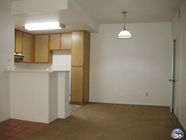 Building Photo - 1100 Rodeo Dr