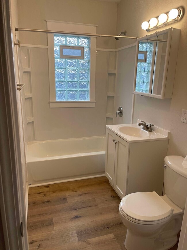 Bathroom - 1104 W Chambers St