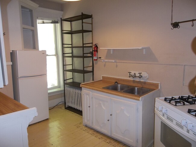 Building Photo - 304 E Mulberry St