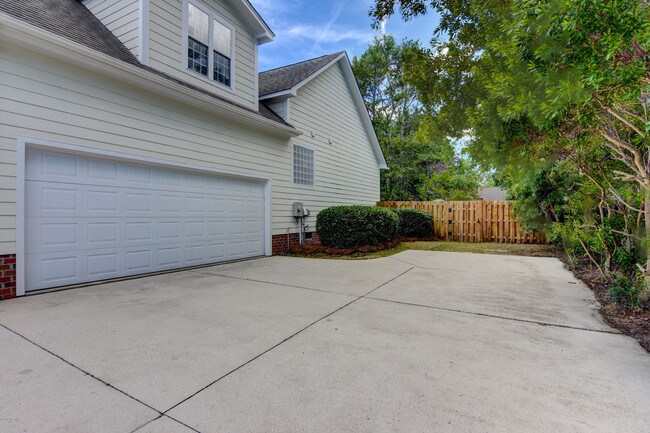 Building Photo - 227 Bayfield Dr