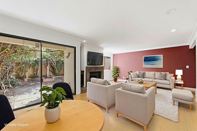Foto del edificio - 2 Bedroom Townhome with Private Yard and 2 Car Garage in Santa Clara