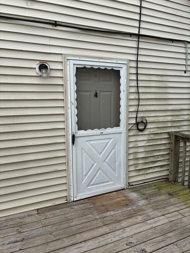 Building Photo - Bright & Spacious 2BR Top-Floor Apartment ...