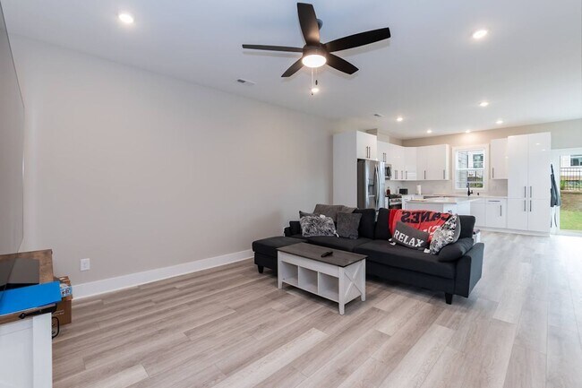 Building Photo - Brand New Townhome in Durham!