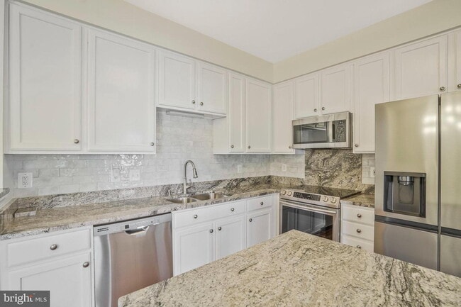 Foto del edificio - This beautifully maintained brick-front, three-level townhome is located in a highly sought-after...