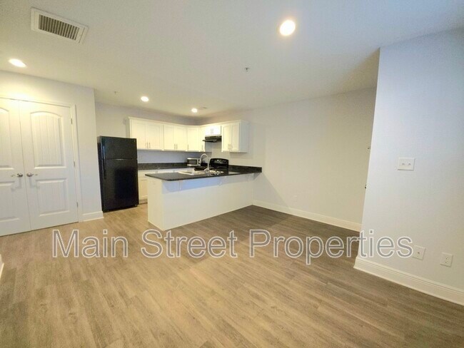 Foto del edificio - 313 N Navy Blvd