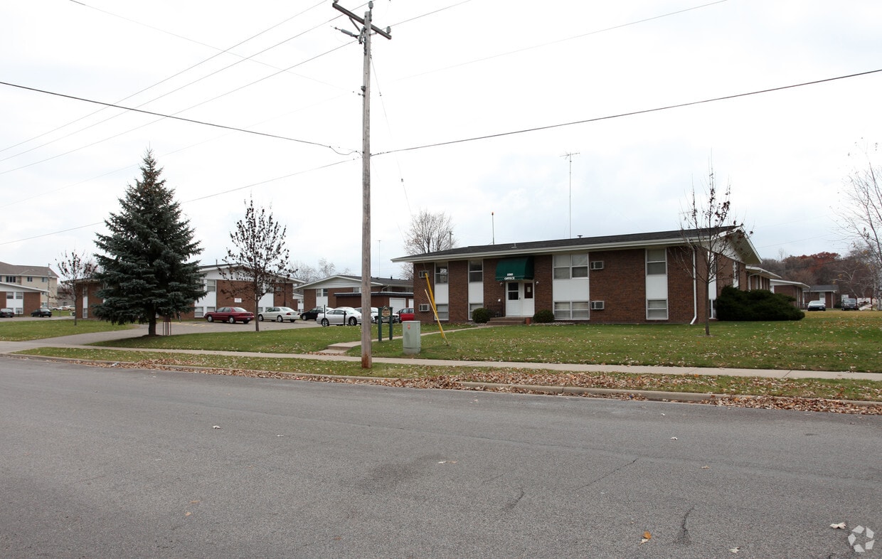 Primary Photo - Forestview Apartments