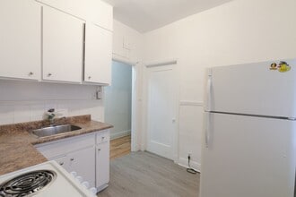 Building Photo - 4870 Chem. Queen Mary