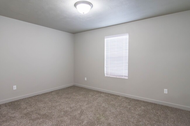 Building Photo - Gorgeous 3-Story Townhomes in The Overlook...