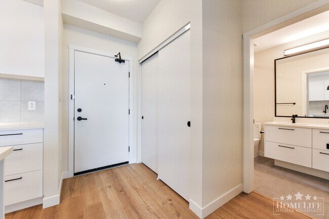 Photo du bâtiment - Stunning Penthouse 2 Bedroom, 2 Bathroom with Panoramic Views in Willoughby Heights