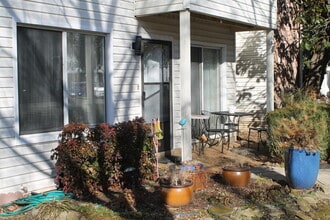 Building Photo - 810 Bellevue Rd