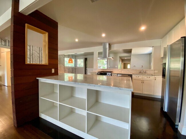 Foto del edificio - Charming 4 Bedrooms, 3 Bathrooms Home in Allandale!!!!