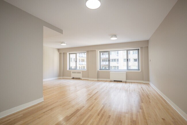 Building Photo - 3495 Rue de la Montagne