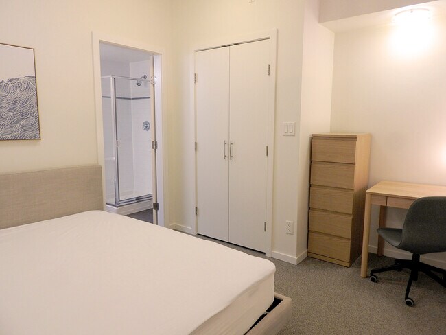 Photo du bâtiment - Furnished 2bd/2ba at UBC