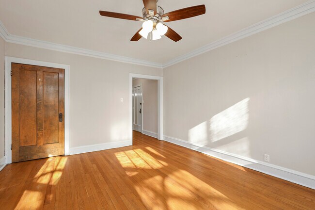 Building Photo - 1708 W Cornelia Ave