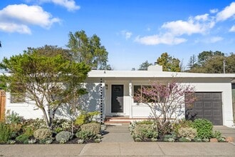 Building Photo - 42 Billou St