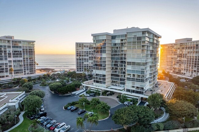 Building Photo - 1750 Avenida Del Mundo