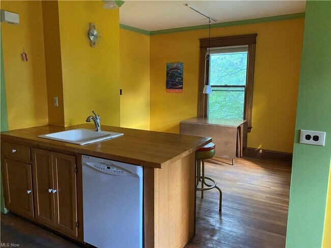 Foto del edificio - 5 Bedroom 2 bath Cleveland Hts!