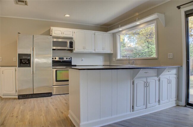 Building Photo - Beautiful Corner Lot, Circle Drive Near Ex...