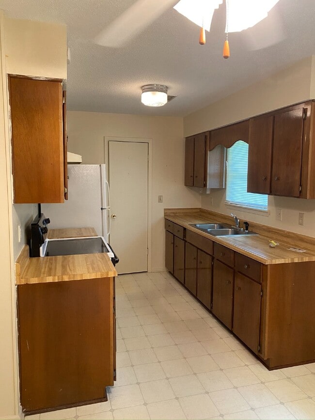 Building Photo - Home for Rent