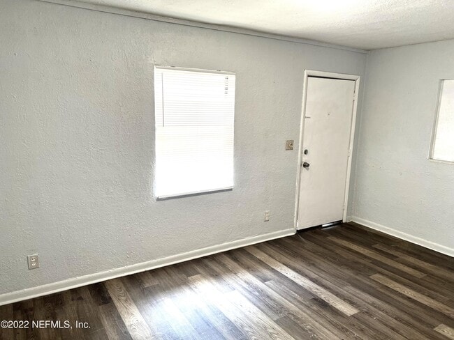 Foto del edificio - 1049 Glencarin St