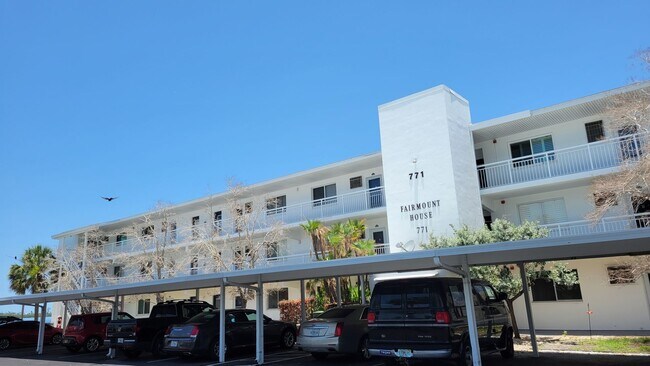 Building Photo - Annual UNfurnished top floor Bay front 2/2 condo with full views of Sarasota Bay