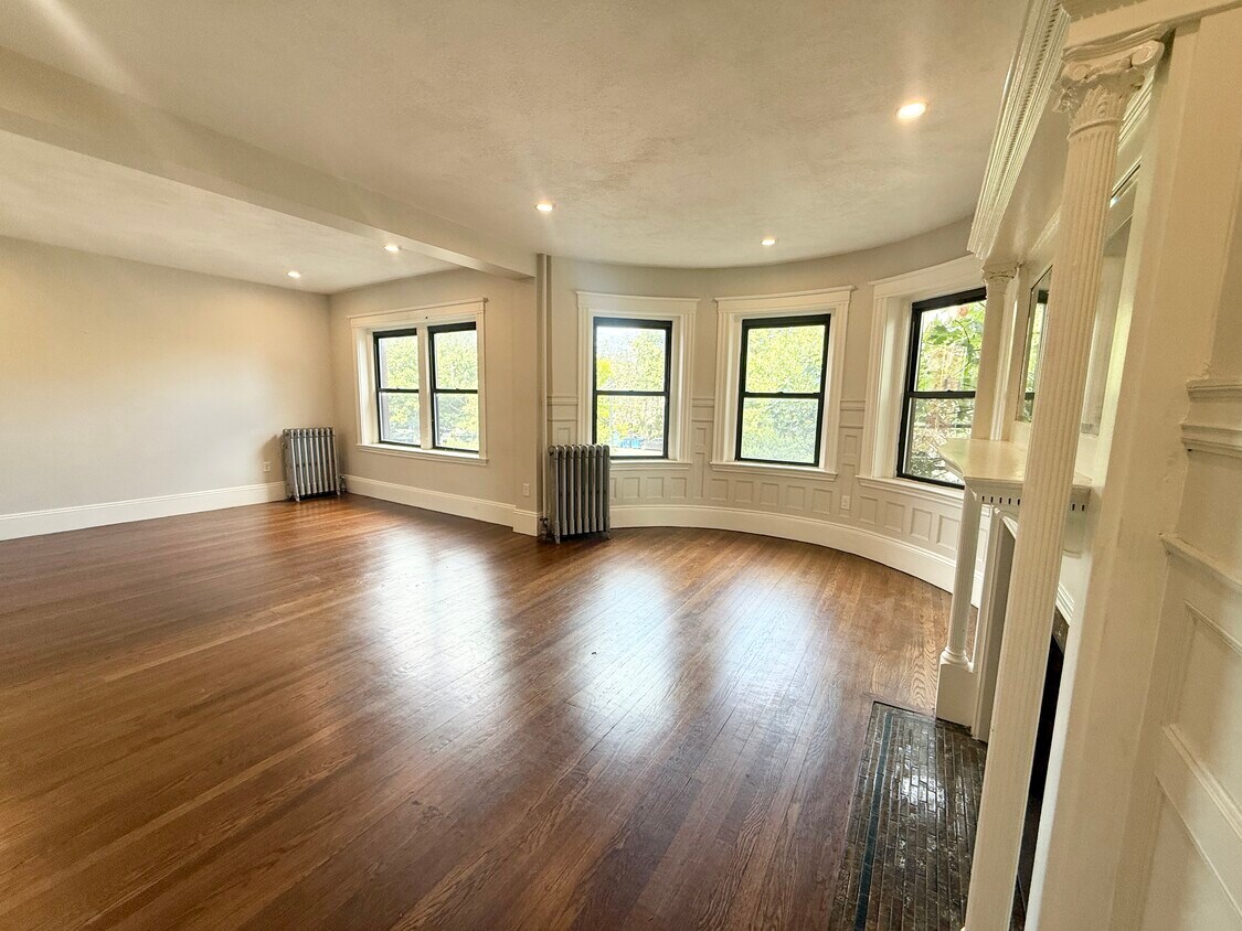 Foto principal - 1855 Beacon St