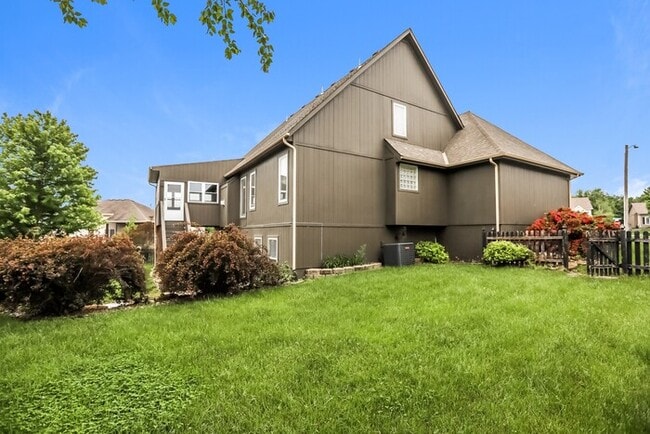 Building Photo - 5 Bedroom Lees Summit Beauty! Available NOW!