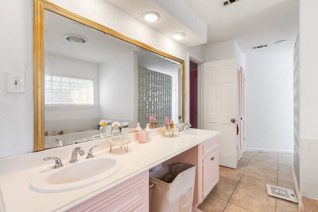 Building Photo - 2214 Deer Valley Dr