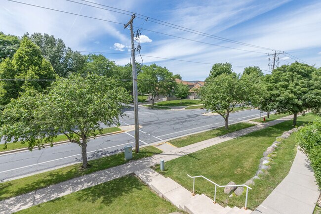 Foto del edificio - 3509 Maple Grove Dr