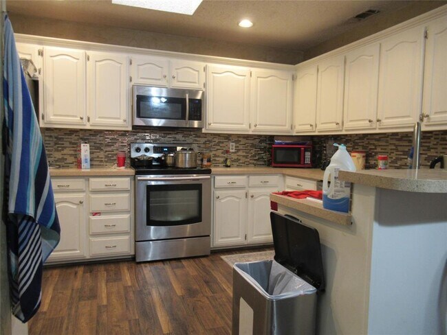 Building Photo - 2843 Big Oaks Dr