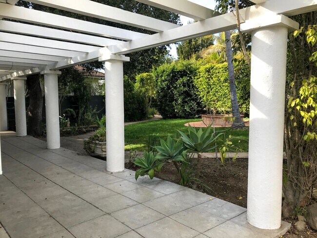 Building Photo - 545 El Bosque Rd